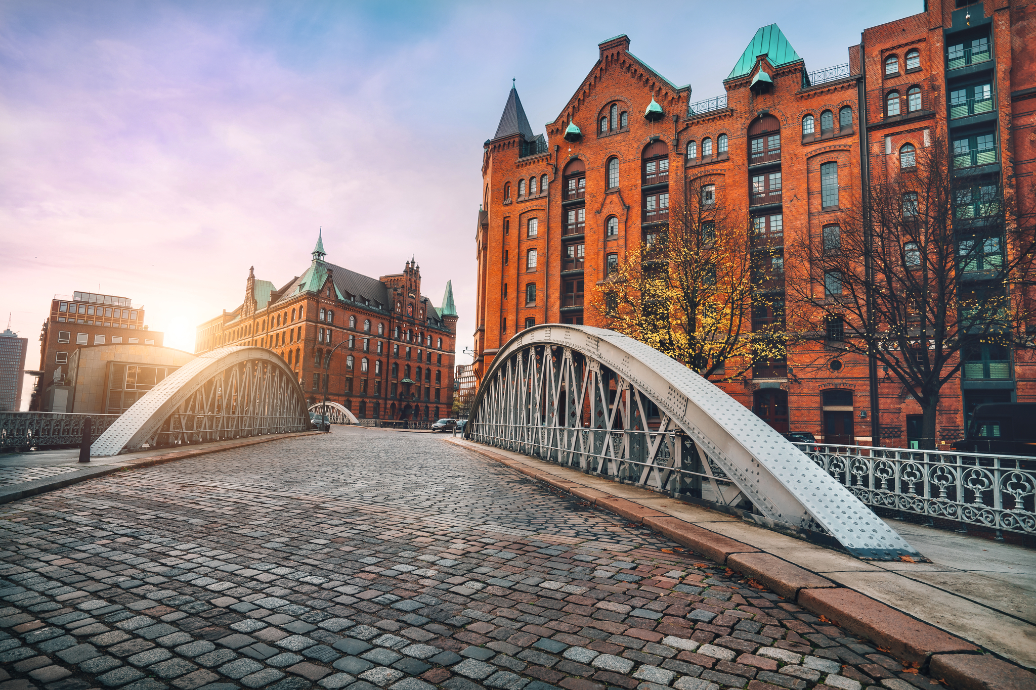Brücke aus Kopfsteinpflaster in der Speicherstadt, Hamburg bei Sonnenuntergang.