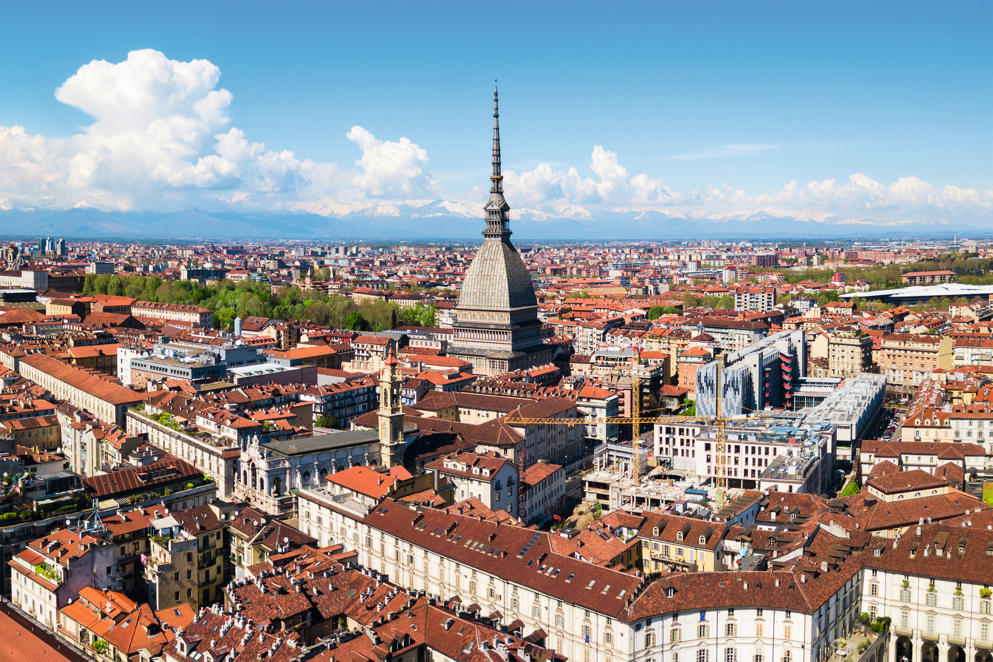 Luftaufnahme von Turin mit der Mole Antonelliana im Zentrum.