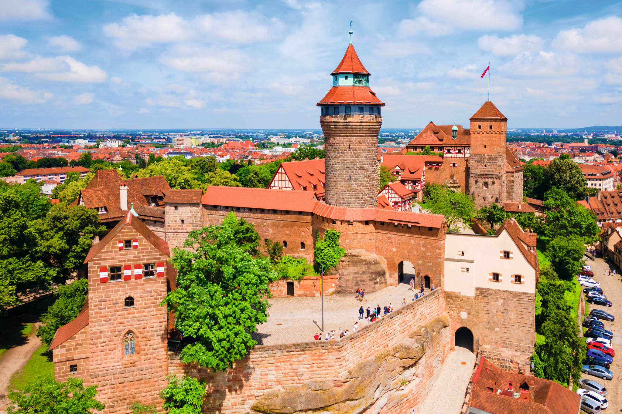 Nürnberger Burg aus der Luft mit Altstadt im Hintergrund bei blauem Himmel.