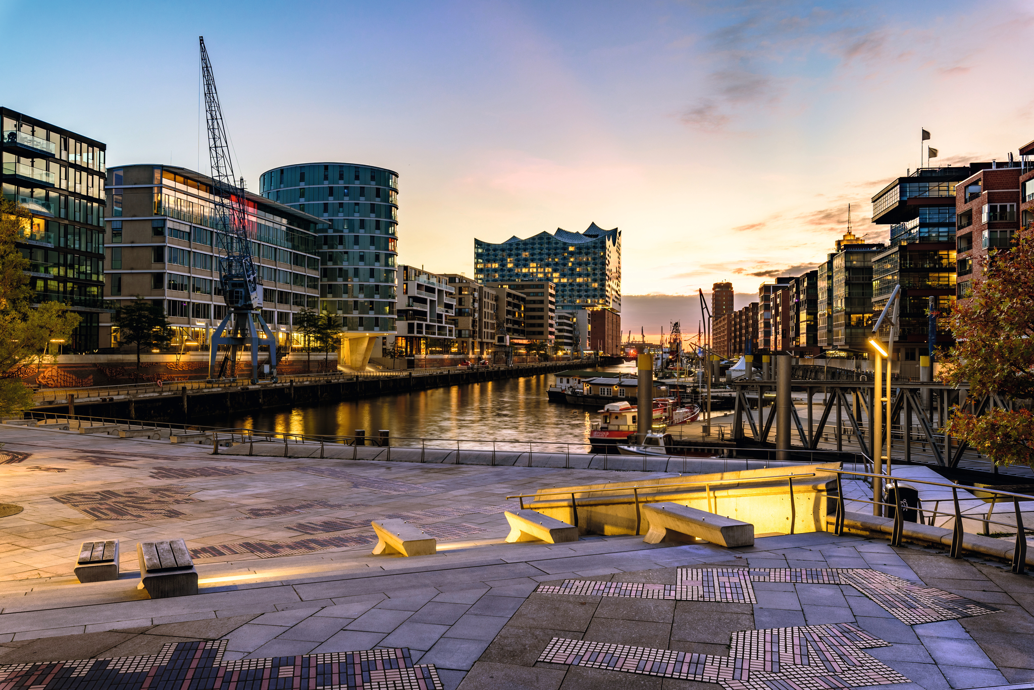 HafenCity Hamburg bei Sonnenuntergang mit moderner Architektur und Wasserweg.