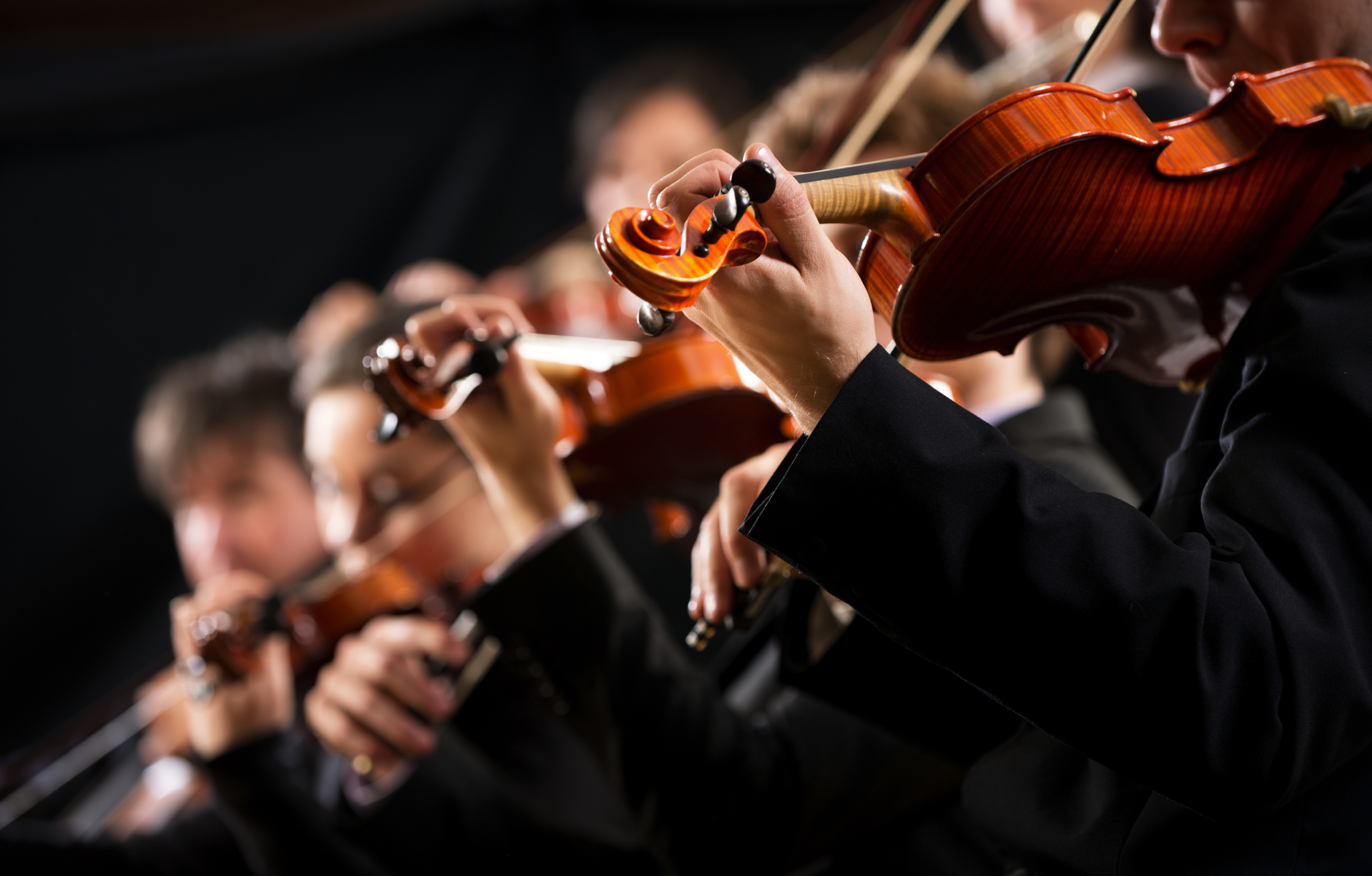 Orchester ersten Geigen Nahaufnahme von Geigenspielern in einem Orchester.