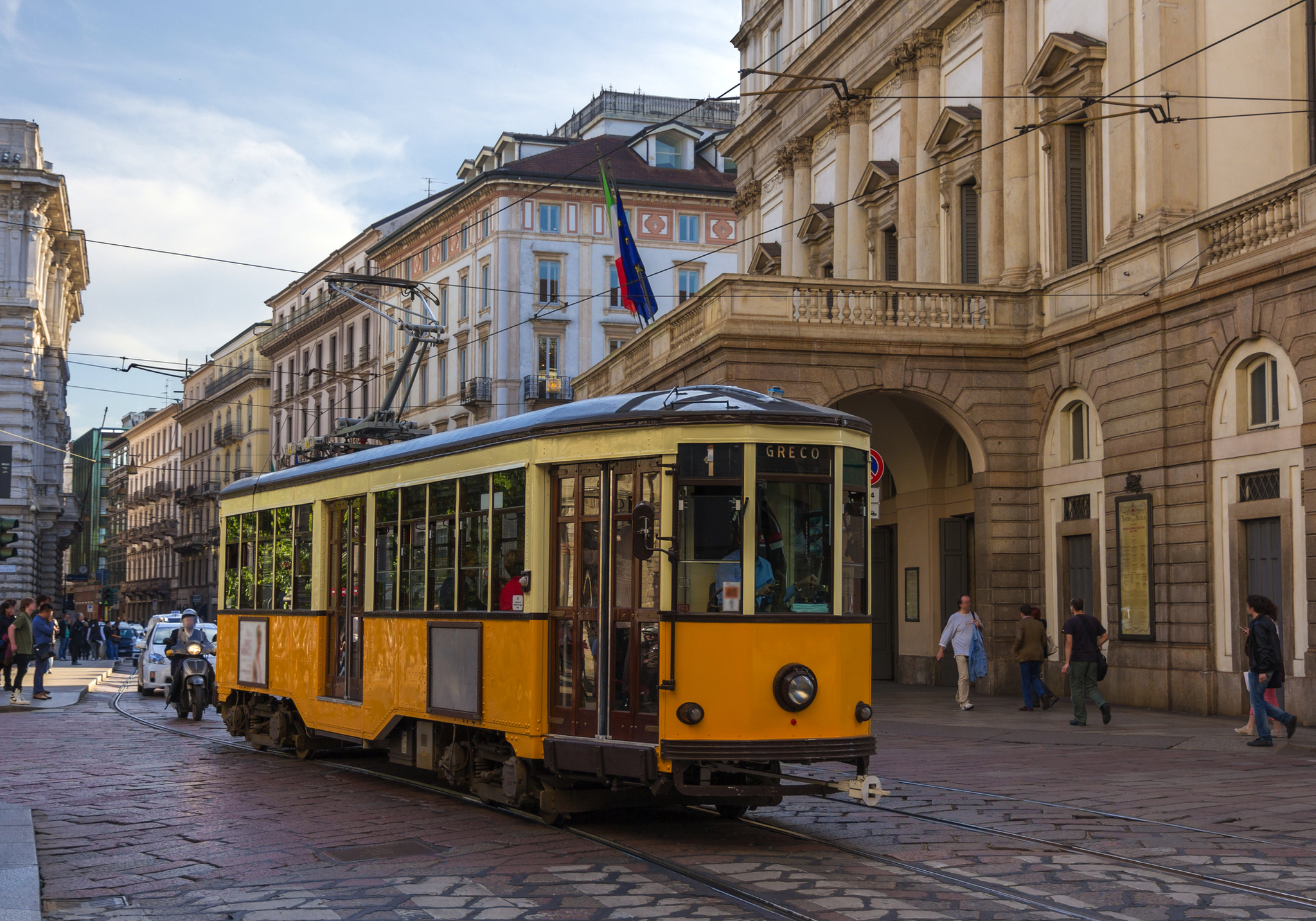 Alte Straßenbahn im Theater La Scala in Mailand vorbei Alte Straßenbahn im Theater La Scala in Mailand vorbei Bild