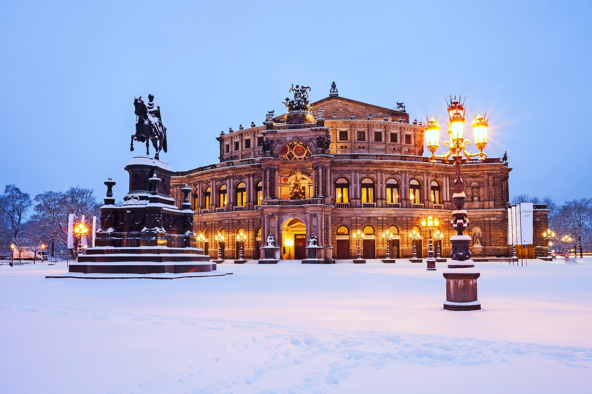 Semperoper im Winter in Dresden, Deutschland Opernhaus im Winter mit schneebedecktem Platz und Reiterstatue.