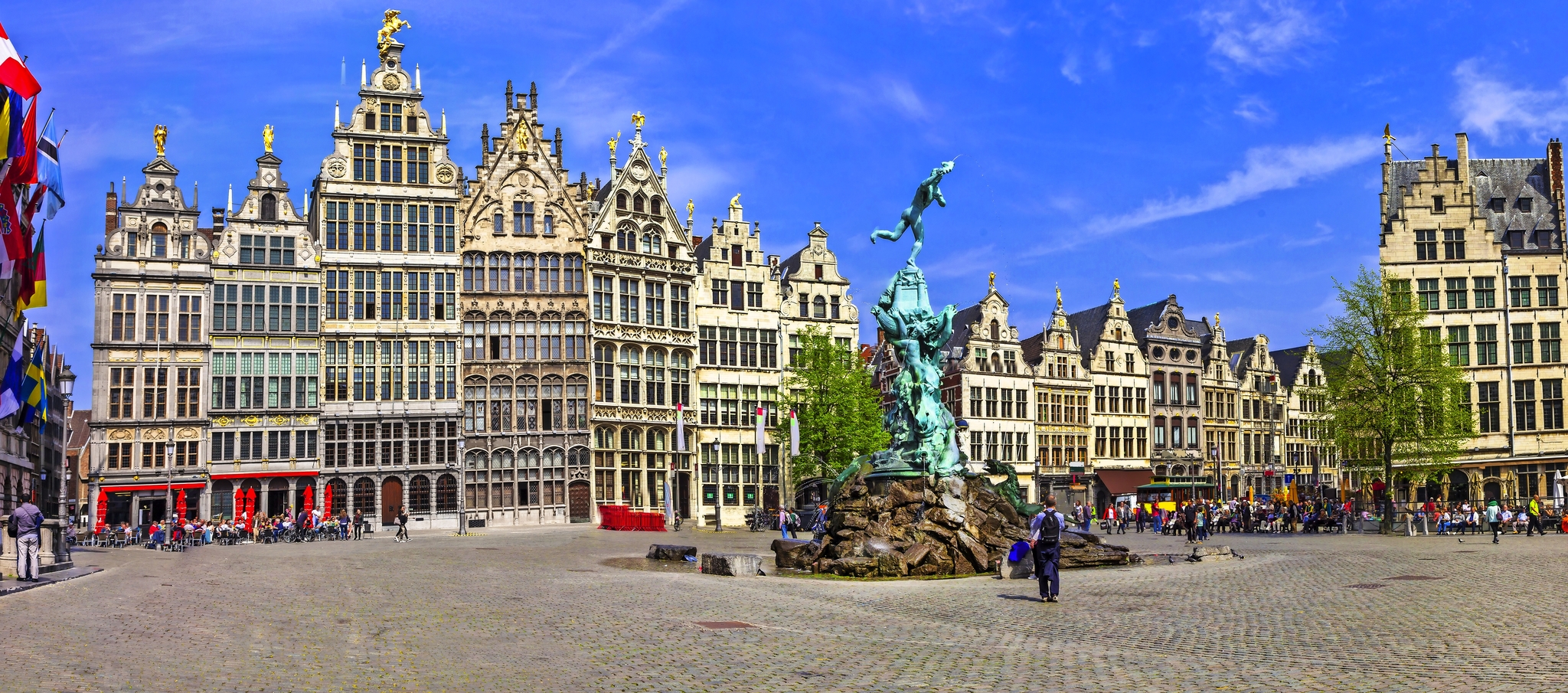 Antwerpen, Belgien Historische Gebäude und ein Brunnen auf einem großen Platz an einem sonnigen Tag.