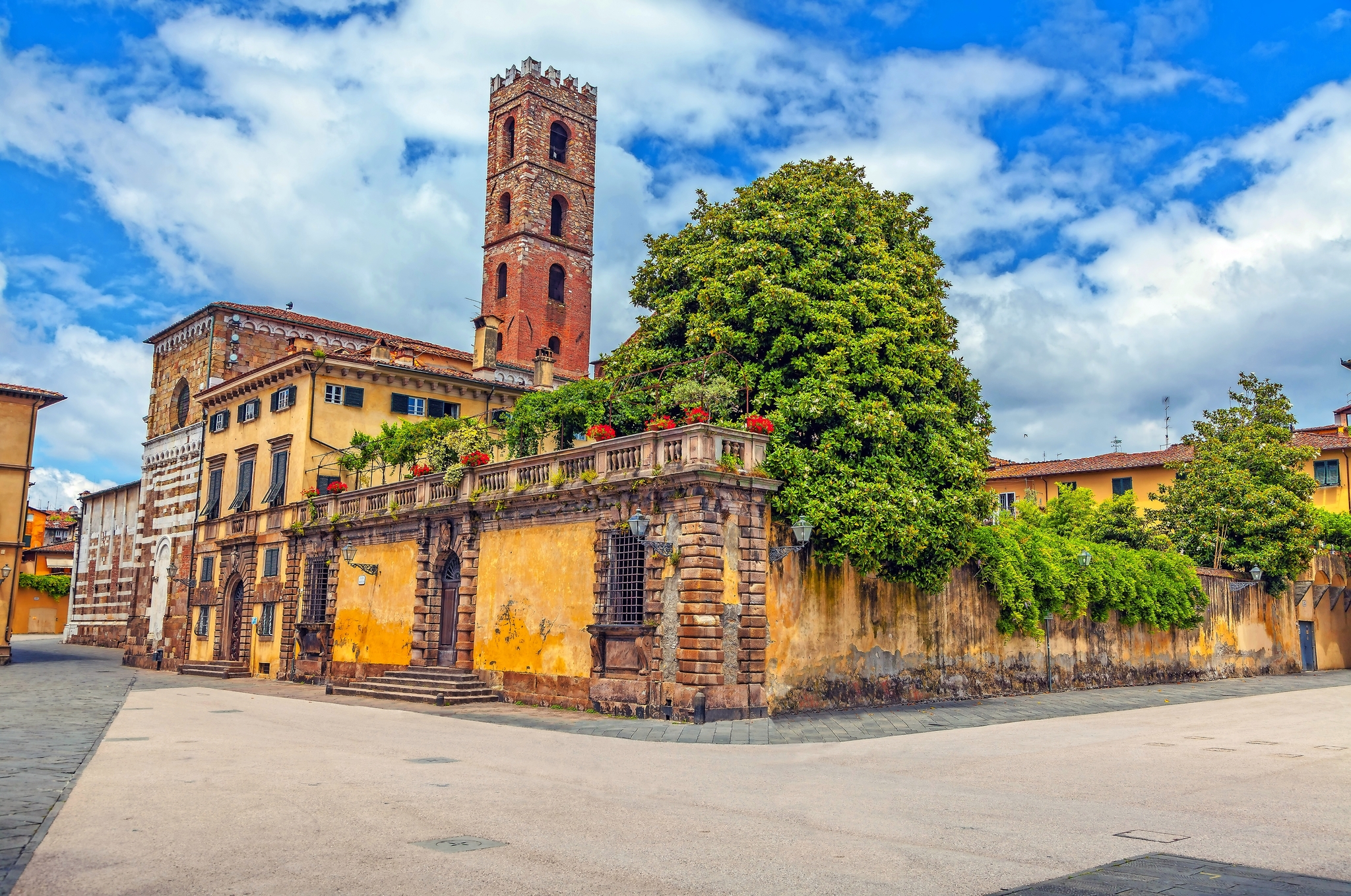 Platz von St. Martino in der alten italienischen Stadt von Lucca Platz von St. Martino in der alten italienischen Stadt von Lucca Bild