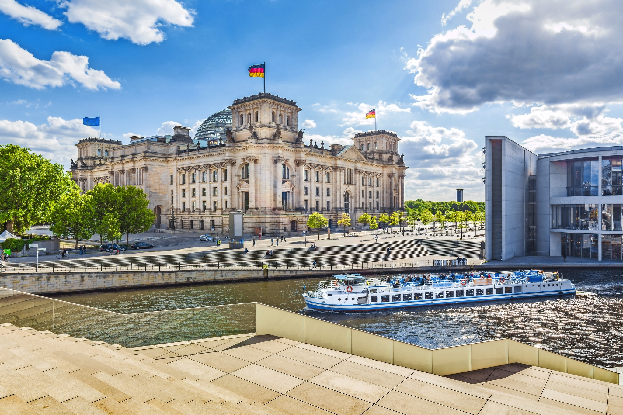 Berliner Regierungsviertel mit dem Reichstag Berliner Regierungsviertel mit dem Reichstag Bild
