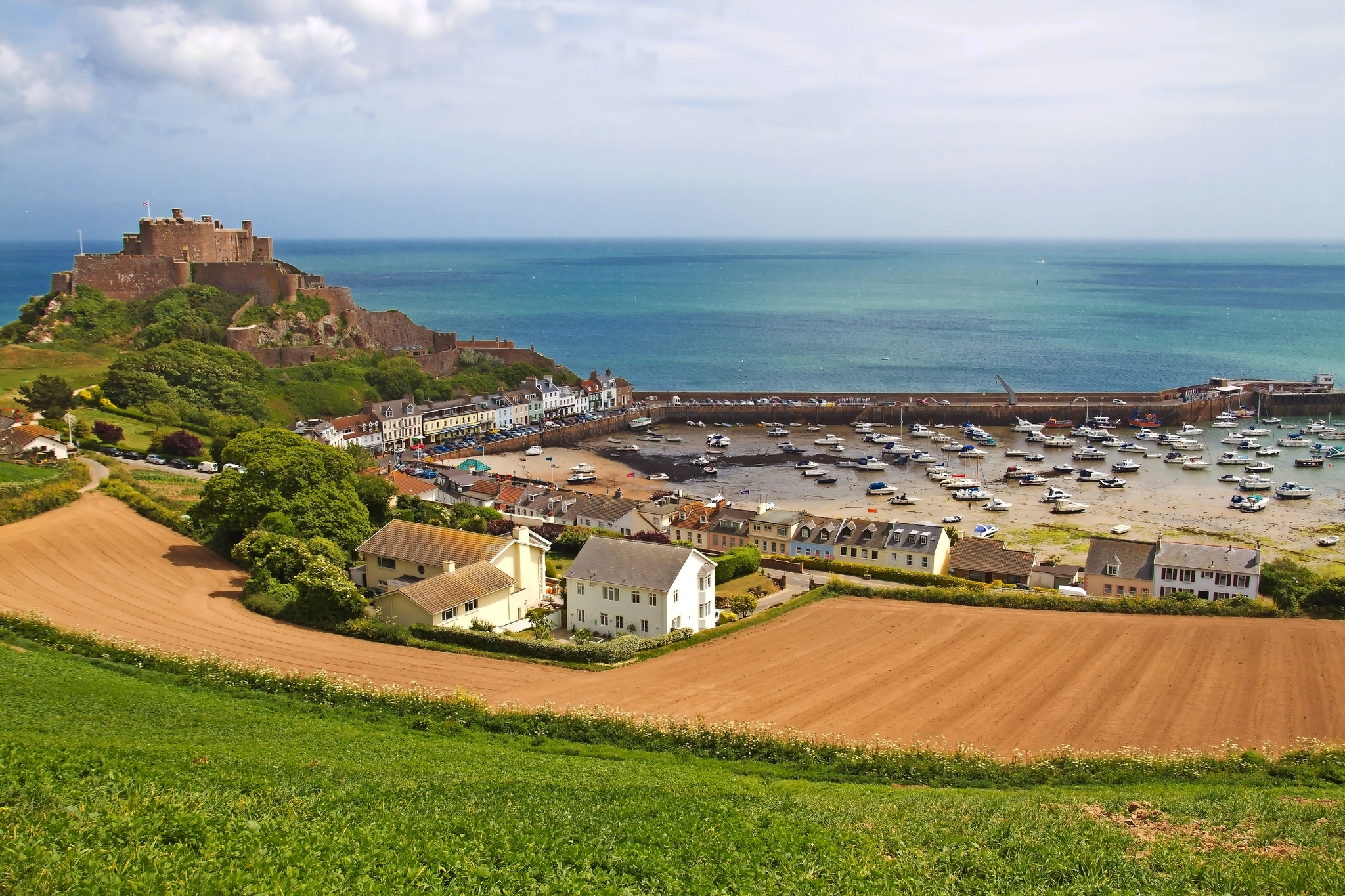 Mont Orgueil Schloss mit Hafen in Gorey Mont Orgueil Schloss mit Hafen in Gorey Bild