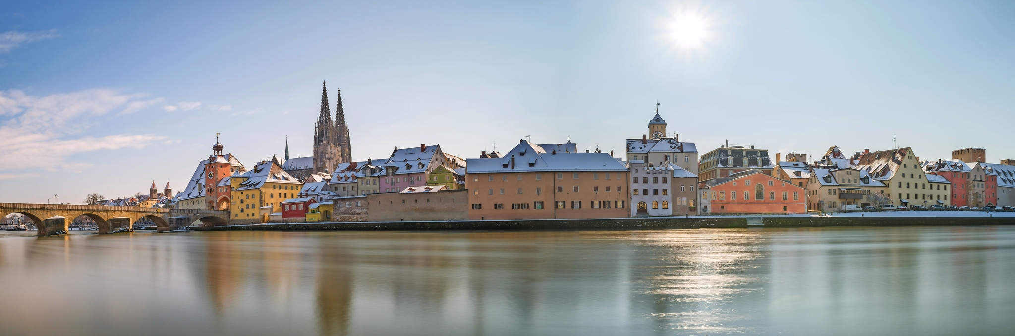 Panorama von Regensburg im Winter mit Dom und Steinerne Brücke Panorama von Regensburg im Winter mit Dom und Steinerne Brücke Bild