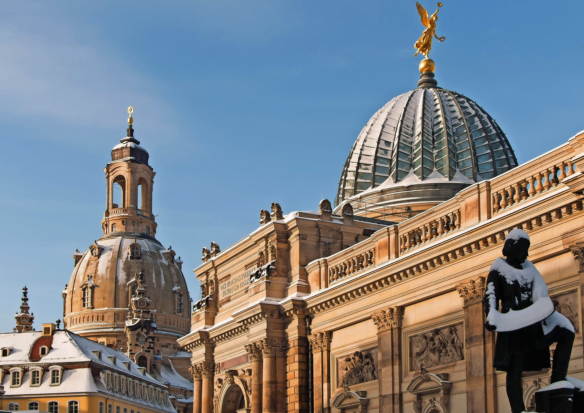 Winter in Dresden, Deutschland Historische Gebäude mit Kuppeln im Schnee, blauer Himmel.