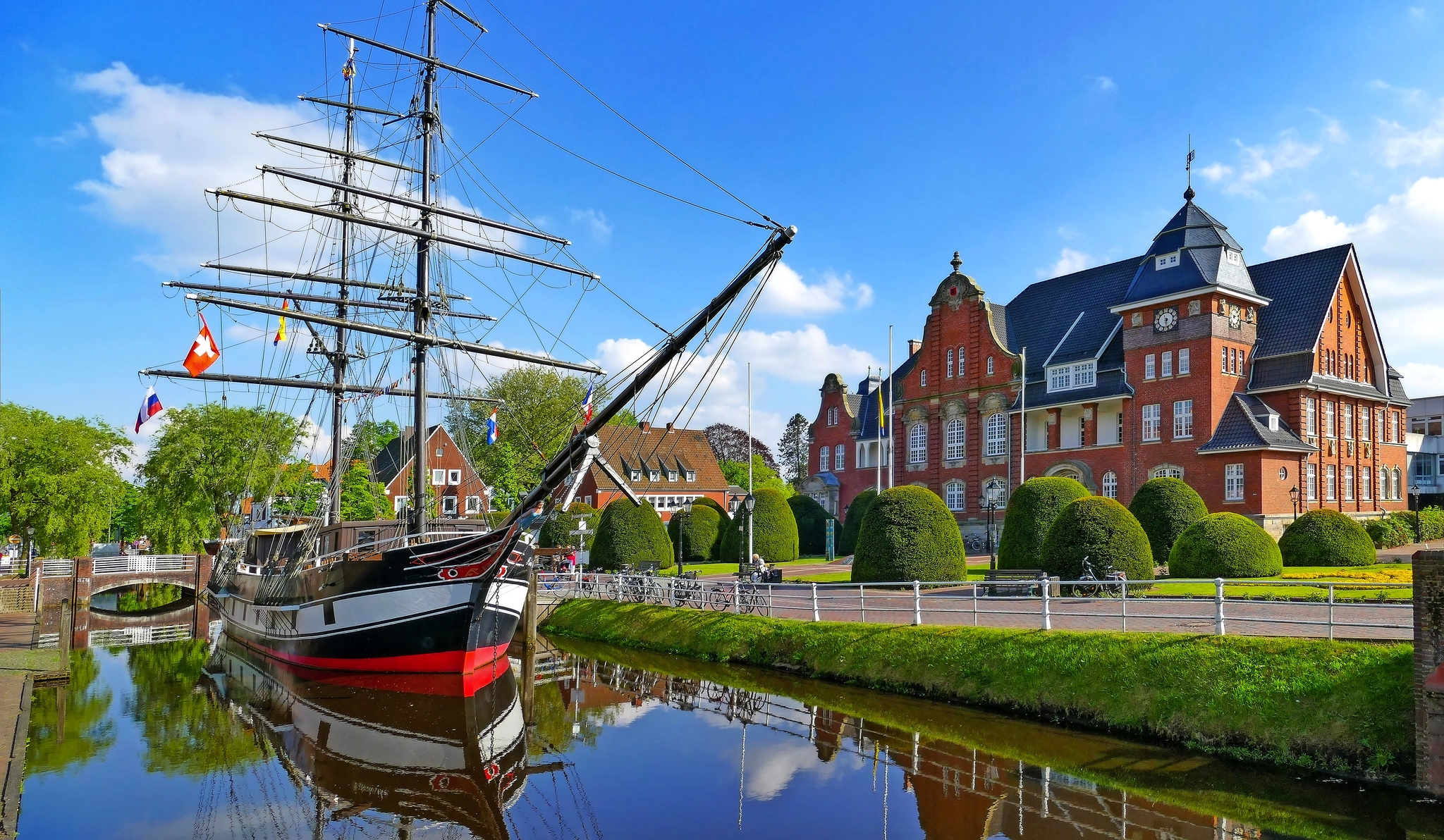Museumsschiff und Rathaus von Papenburg Museumsschiff und Rathaus von Papenburg Bild