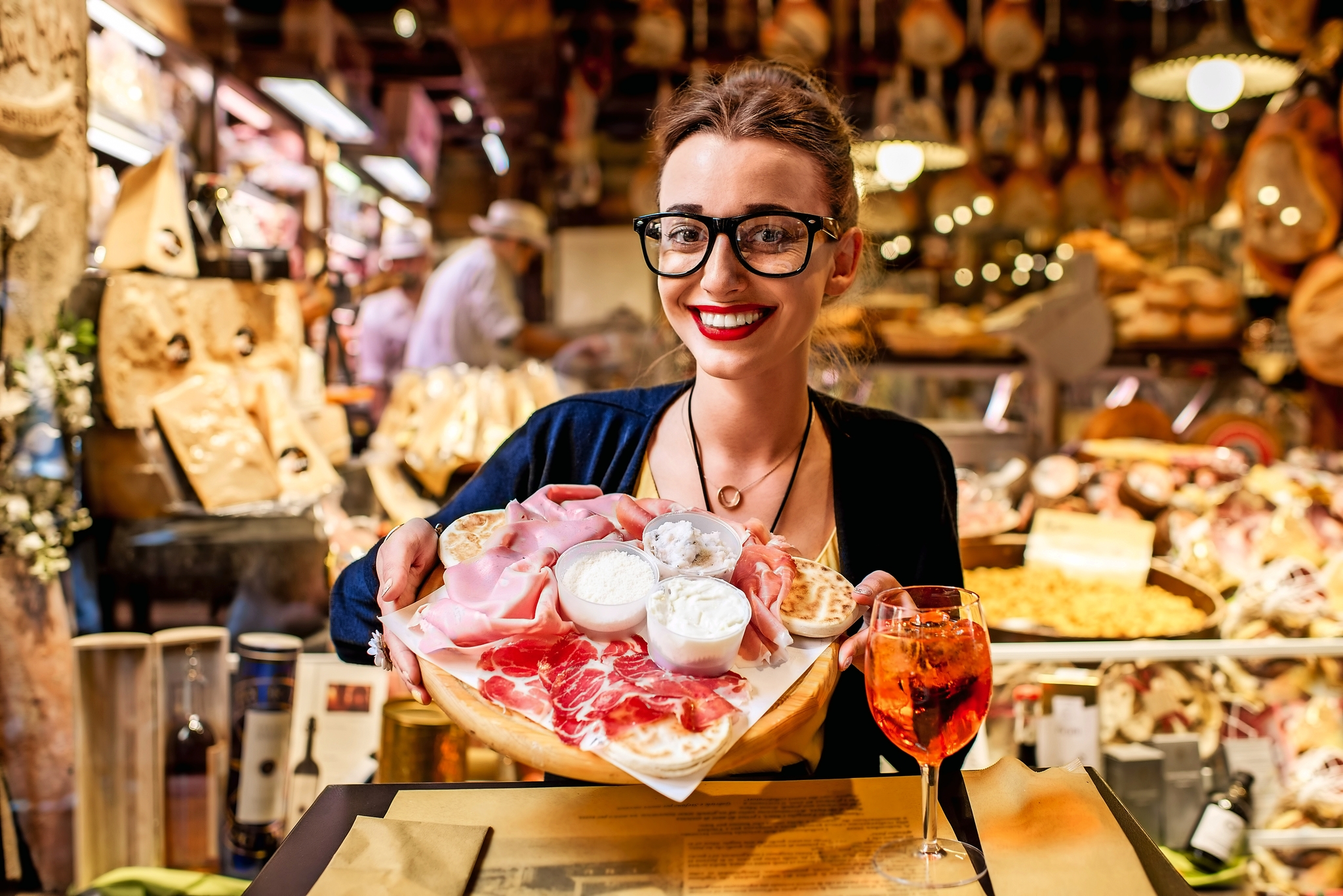 Lebensmittelladen mit traditionellem italienischem Aperitif Lebensmittelladen mit traditionellem italienischem Aperitif Bild